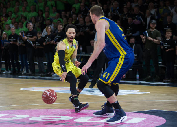 充斥着球迷 充斥着球迷